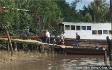Sóc Trăng: Cấm phà, người dân qua sông Hậu bằng thuyền máy
