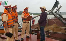 Bắt sà lan khai thác cát trái phép tại Hà Tĩnh