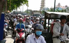 TP.HCM: Người dân về quê ăn Tết, đường vẫn kẹt xe