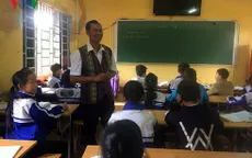 Thầy giáo đưa bài giảng điện tử đến với học trò dân tộc M'nông