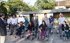 Việt kiều Đức trao tặng xe lăn cho người tàn tật Quảng Trị