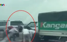 Chạy sai làn trên cầu, nhóm tài xế tháo dải phân cách để tránh CSGT