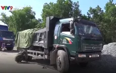 Ngăn xe ben thi công đường trước nhà, một người bị cán tử vong