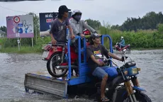 TP.HCM: Những chuyến xe tình nguyện chở người qua vùng ngập