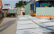 TP.HCM: Xe ben đổ vật liệu bất cẩn gây tai nạn, 2 người nguy kịch