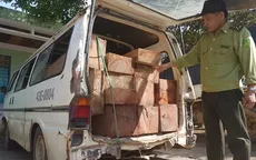 Xe biển xanh chở gỗ lậu bị bắt, tài xế bỏ trốn