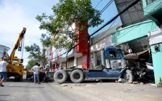 TP.HCM: Xe container mất lái lao vào nhà dân