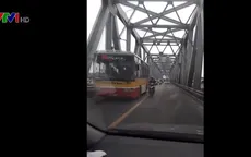 Xe máy đi vào đường cấm trên cầu Chương Dương, tiềm ẩn nguy cơ tai nạn