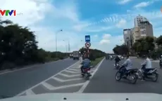 Bất chấp nguy hiểm, nhiều xe máy vẫn đi vào đường cấm trên đại lộ Thăng Long