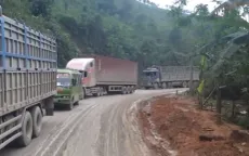 Xe quá tải gây ra hàng loạt hệ lụy