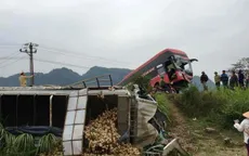 Xe khách tông xe tải văng xuống ruộng tại Hòa Bình