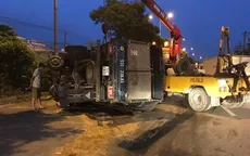 TP.HCM: Xe tải lật nhào, Quốc lộ 1 kẹt cứng
