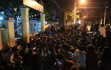 Chờ xuyên đêm trước cổng trường nộp hồ sơ xin học cho con