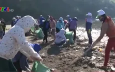 Quảng Nam xử lý dầu vón cục trôi vào bờ biển