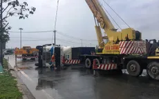 TP.HCM: Ôm cua nhanh trong cơn mưa, xe container lật nhào
