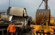 TP.HCM: Cuộn thép hàng chục tấn trôi tự do đè nát cabin xe đầu kéo
