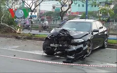 Xe ô tô đâm gãy đôi cây xanh, tài xế may mắn thoát chết