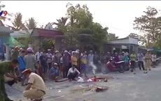 Tiền Giang: Xe đưa rước công nhân cán chết người rồi bỏ trốn