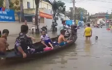 Nước bủa vây, phụ huynh bơi ghe trên phố đón con