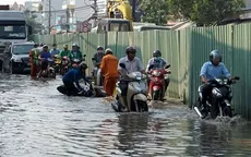 Triều cường đạt đỉnh tại TP.HCM, người dân vất vả mưu sinh
