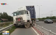 Container lao qua làn xe máy trên cao tốc, nhiều người thoát chết