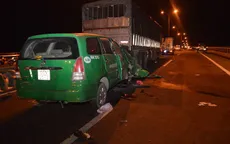 Taxi đâm ô tô tải đậu trên cầu Cần Thơ, 3 người thiệt mạng