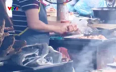 Ý thức dùng găng tay bán đồ ăn chín chưa thực sự nghiêm túc