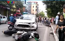 Ô tô lao sang đường ngược chiều, đâm liên hoàn 4 xe máy