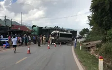 Sơn La: Xe khách va chạm xe đầu kéo, 11 người bị thương