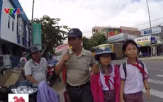 Người đàn ông tình nguyện dắt người qua đường ở Quảng Nam