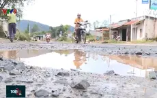 Quốc lộ 27 hư hỏng nghiêm trọng, ô tô di chuyển với... vận tốc xe đạp