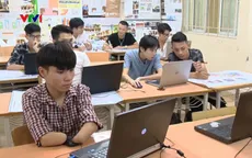 Khâm phục nghị lực của chàng sinh viên kiến trúc cụt 2 tay