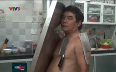 "Người nam châm" có khả năng hút các vật bằng inox dính vào cơ thể