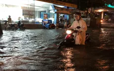 Người dân TP.HCM vẫn khổ vì ngập sâu sau mưa