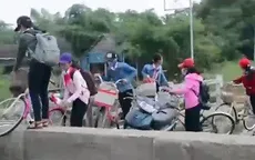 Liều mình qua cầu sụt lún gần nửa mét
