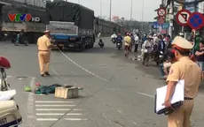 TP.HCM: Xe tải va chạm với xe máy, 2 người tử vong