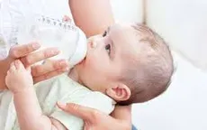 Lợi và hại khi cho con tập bú bình sữa sớm
