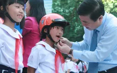 Tặng hàng trăm mũ bảo hiểm trong lễ ra quân thực hiện Năm ATGT 2018