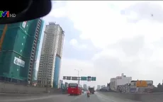 Xe máy "vô tư" lạng lách trên cao tốc, lấn làn đường dành cho ô tô