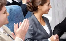 Vì sao hành khách vỗ tay khi máy bay hạ cánh?