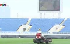 Những người làm công việc thầm lặng trước giờ bóng lăn trên sân Mỹ Đình