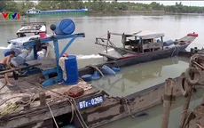 Trục vớt thành công 20 thùng chứa hóa chất bị chìm dưới sông Đồng Nai