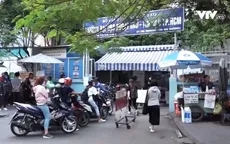 Sinh viên dài cổ chờ bằng vì trường miễn nhiệm hiệu trưởng