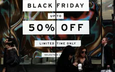Nhiều cửa hàng bắt đầu giảm giá mạnh nhân ngày Black Friday