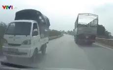 Xe tải ngang nhiên đi ngược chiều trên cao tốc Hà Nội - Thái Nguyên