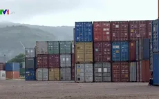 Giữ 7 container nhựa phế liệu vô chủ tại cảng Quy Nhơn