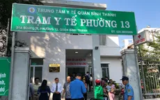 Ngồi khám bệnh ở trạm y tế, người bệnh được bác sĩ bệnh viện tuyến cuối hội chẩn