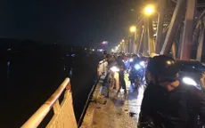 Ô tô lao từ cầu Chương Dương xuống sông Hồng