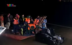 Trục vớt ô tô Mercedes lao từ cầu Chương Dương xuống sông Hồng, trong xe có 2 thi thể