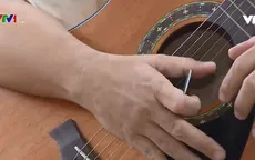 Người đàn ông khiếm thị chơi guitar đầy điêu luyện